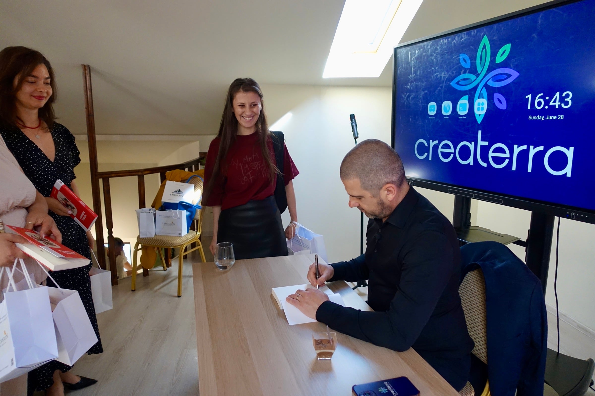 Summitul Ground Zero — Marius Spiridon dă autografe pe volume